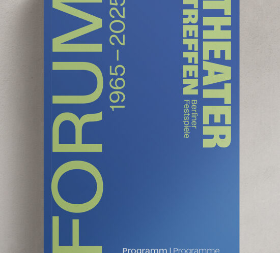 Ein blaues Cover mit großer, grüner Schrift. Links steht „FORUM“ senkrecht. Rechts steht: „THEATERTREFFEN Berliner Festspiele“. Dazwischen: „1965 – 2025“. Unten: „Programm | Programme“. A blue cover with large green text. On the left, the word “FORUM” is printed vertically. On the right: “THEATERTREFFEN Berliner Festspiele”. In between: “1965 – 2025”. At the bottom: “Programm | Programme”
