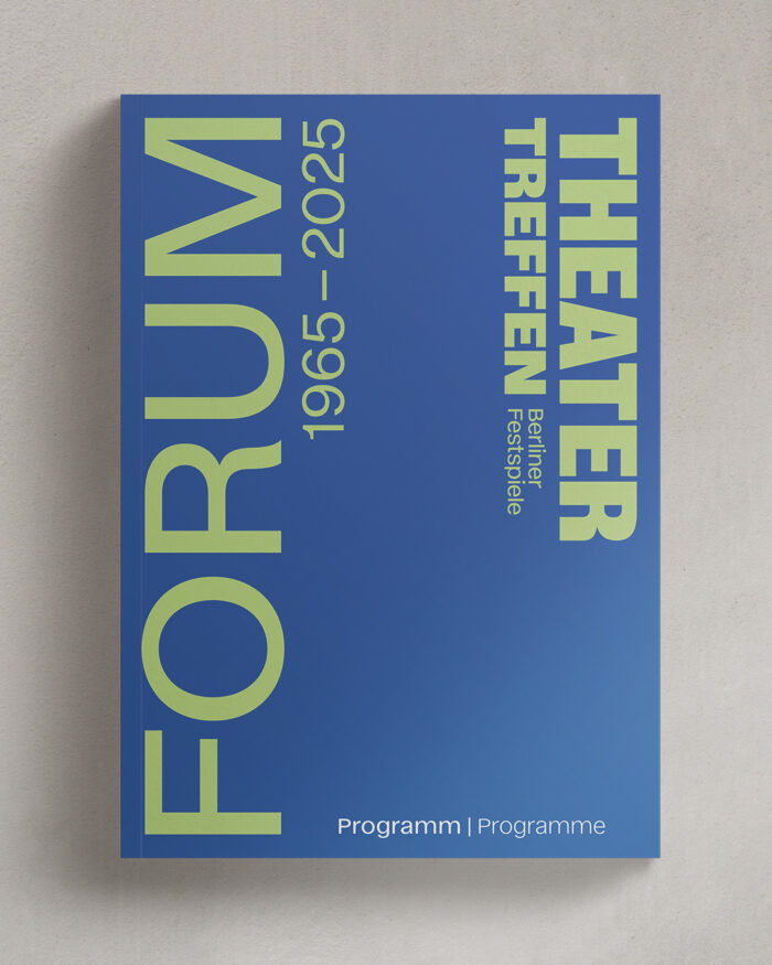 Ein blaues Cover mit großer, grüner Schrift. Links steht „FORUM“ senkrecht. Rechts steht: „THEATERTREFFEN Berliner Festspiele“. Dazwischen: „1965 – 2025“. Unten: „Programm | Programme“. A blue cover with large green text. On the left, the word “FORUM” is printed vertically. On the right: “THEATERTREFFEN Berliner Festspiele”. In between: “1965 – 2025”. At the bottom: “Programm | Programme”
